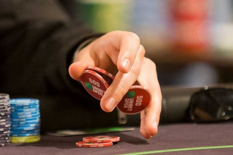 Sử dụng Bluff trong Poker siêu dễ dàng