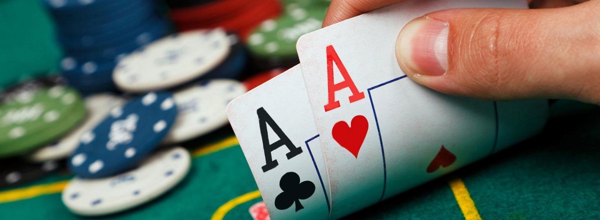 Người chơi cần nắm vững quy tắc cơ bản khi chơi poker tại Mot88 online.
